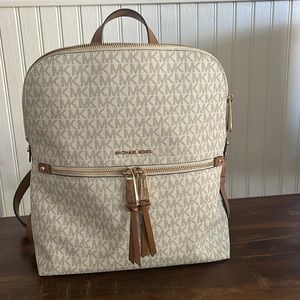 Michael Kors Dallas Medium Backpack white and brown